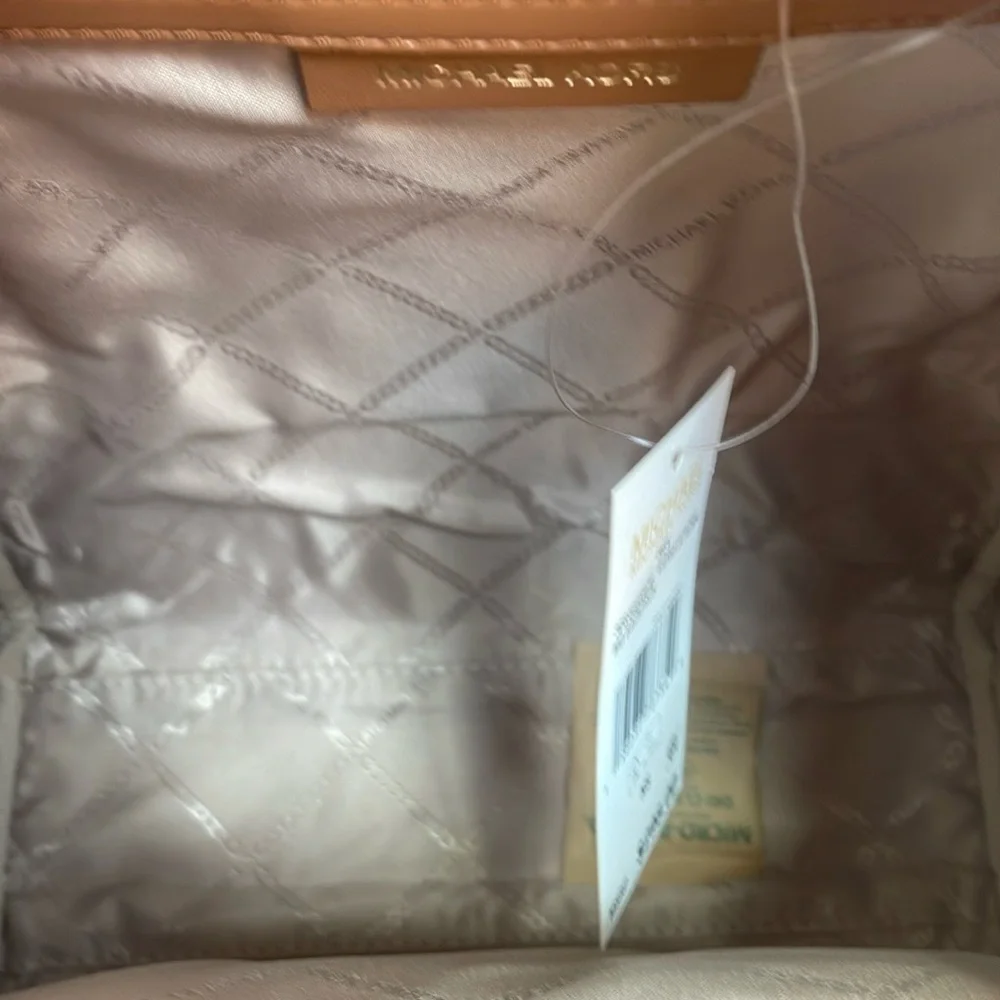 🌟HOST PICK🌟Stunning NWT Michael Kors Cream and Tan Backpack - Picture 5 of 10